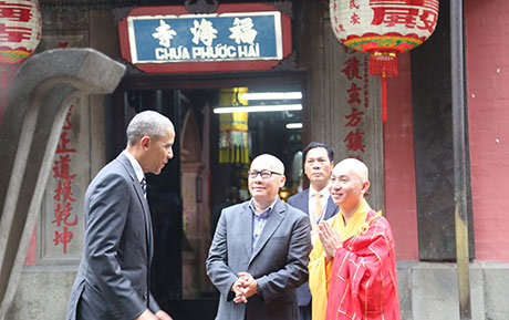Tổng thống Obama thăm chùa Ngọc Hoàng (Phước Hải) ngay sau khi đặt chân đến TP.HCM - Ảnh: T.T.D. - Viễn Sự