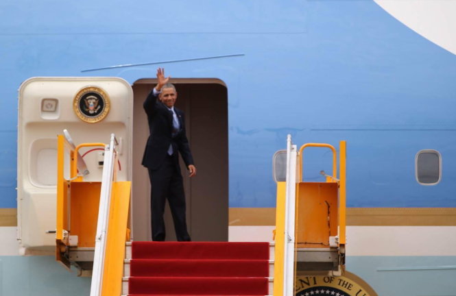 Ông Obama vẫy chào tạm biệt trước khi rời Việt Nam - Ảnh: Phi Ngô