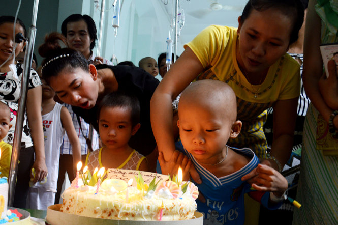 Các em có ngày sinh trong tháng năm được tổ chức sinh nhật - Ảnh: CẨM TIÊN