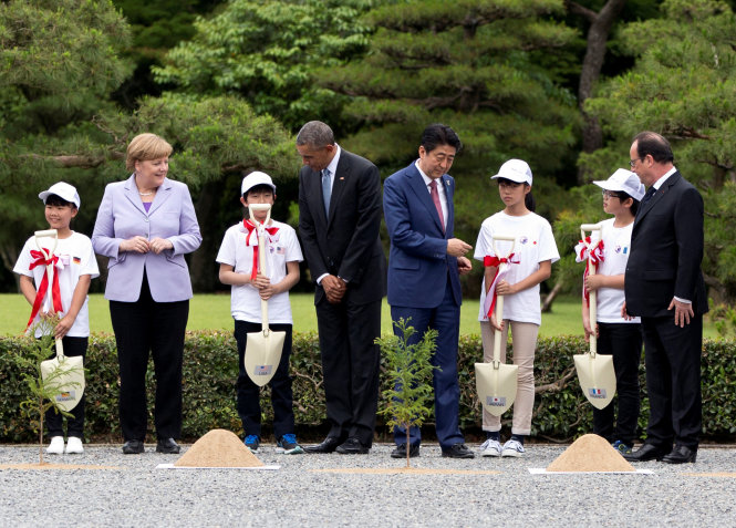 (Từ trái sang) Thủ tướng Đức Angela Merkel, tổng thống Mỹ Barack Obama, Thủ tướng Nhật Shinzo Abe và tổng thống Pháp Francois Hollande trồng cây ở tỉnh Mie, Nhật Bản - Ảnh: Reuters