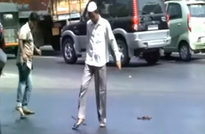 Người dân bị dính nhựa đường tan chảy do trời nóng ở Ấn Độ - Ảnh chụp từ clip