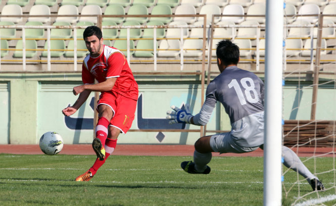 Malki Sabah trong trận thắng Singapore 4-0 ở vòng loại Asian Cup 2015. Ảnh: Four Four Two
