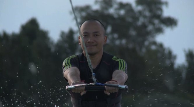 Tiến Đạt - thành viên đội Xanh lá thực hiện thử thách lướt ván - Ảnh: Thiên Kim