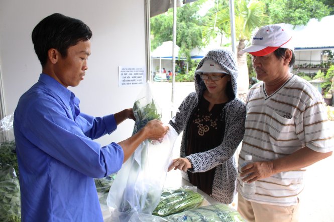Chọn mua rau VietGAP tại hội chợ - Ảnh: C.Trung