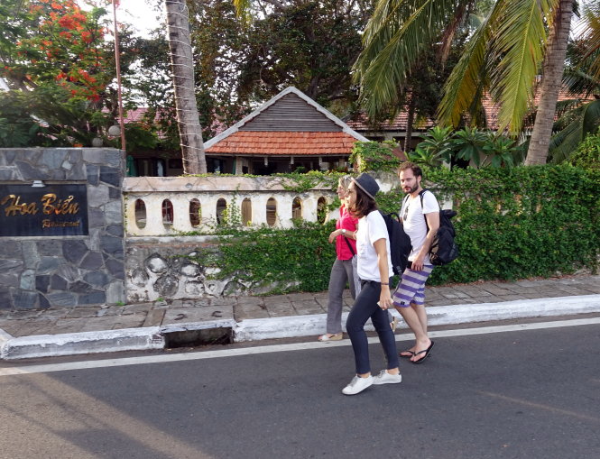 Du khách nước ngoài đi dạo trên đường Tôn Đức Thắng, huyện Côn Đảo - Ảnh: Đông Hà