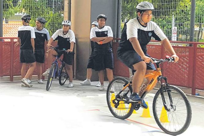 Học sinh Singapore học cách đạp xe an toàn - Ảnh: Facebook Qihua