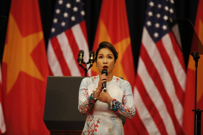Ca sĩ Mỹ Linh hát quốc ca trước khi Tổng thống Obama có bài diễn thuyết tại Trung tâm Hội nghị quốc gia ngày 24-5 - Ảnh: Việt Dũng