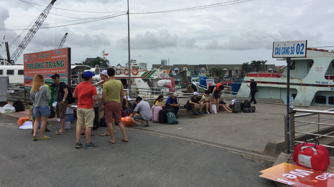 Nhiều hành khách từ TP.HCM không biết tàu ngưng hoạt động phải ngồi chờ tại bến tàu sáng 27-5  - Ảnh: N.TRIỀU