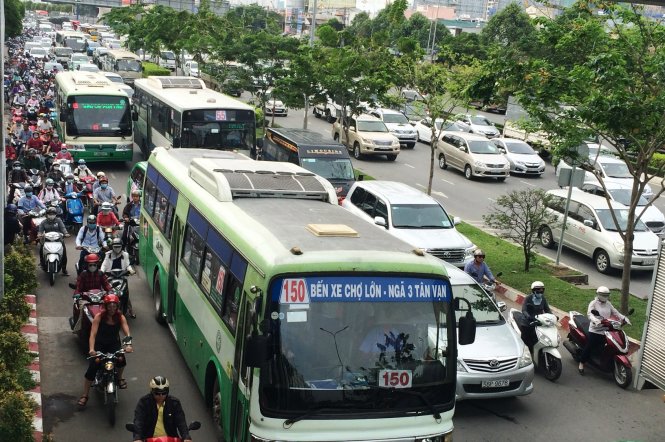 Hàng trăm phương tiện bị kẹt cứng tại đường Điện Biên Phủ - Ảnh: LÊ PHAN