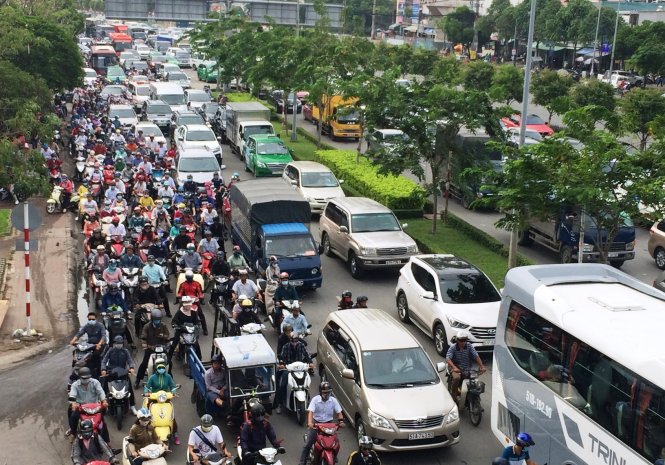 Hàng trăm phương tiện bị kẹt cứng tại đường Điện Biên Phủ - Ảnh: LÊ PHAN