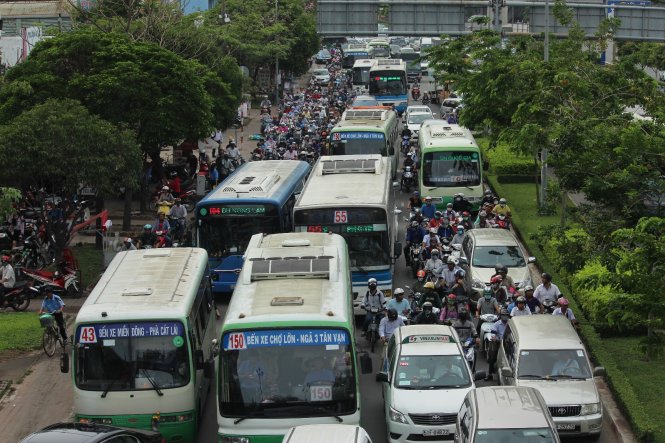 Hàng trăm phương tiện bị kẹt cứng tại đường Điện Biên Phủ - Ảnh: LÊ PHAN