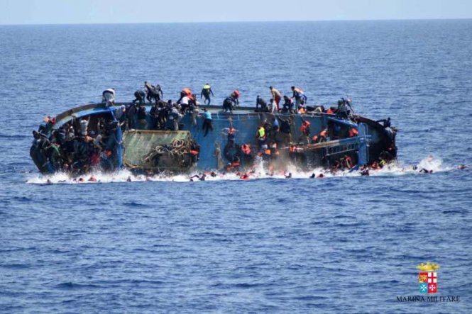 Chiếc tàu chở theo hơn 650 người bị lật úp ngoài khơi Libya ngày 25-5 - Ảnh: AFP