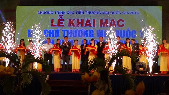 Các đại biểu chính thức cắt băng khai mạc Hội chợ thương mại quốc tế Tịnh Biên - An Giang 2016 - Ảnh: BỬU ĐẤU