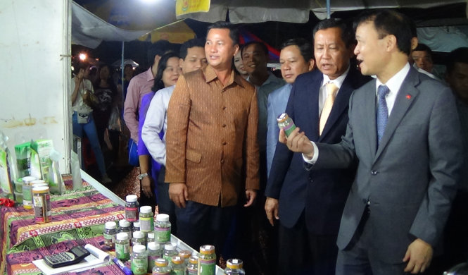 Các đại biểu tham quan gian hàng bán đồ Campuchia - Ảnh: BỬU ĐẤU