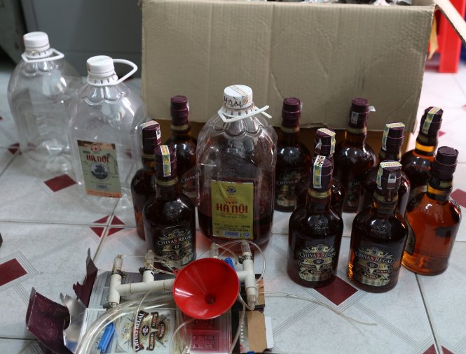 Số rượu Chivas giả và một số dụng cụ pha chế bị thu giữ - Ảnh: B.SƠN