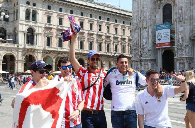Một nhóm CĐV Atletico Madrid và Real Madrid thân thiện chụp ảnh lưu niệm tại thành phố Milan một ngày trước trận chung kết - Ảnh: H.Đ.