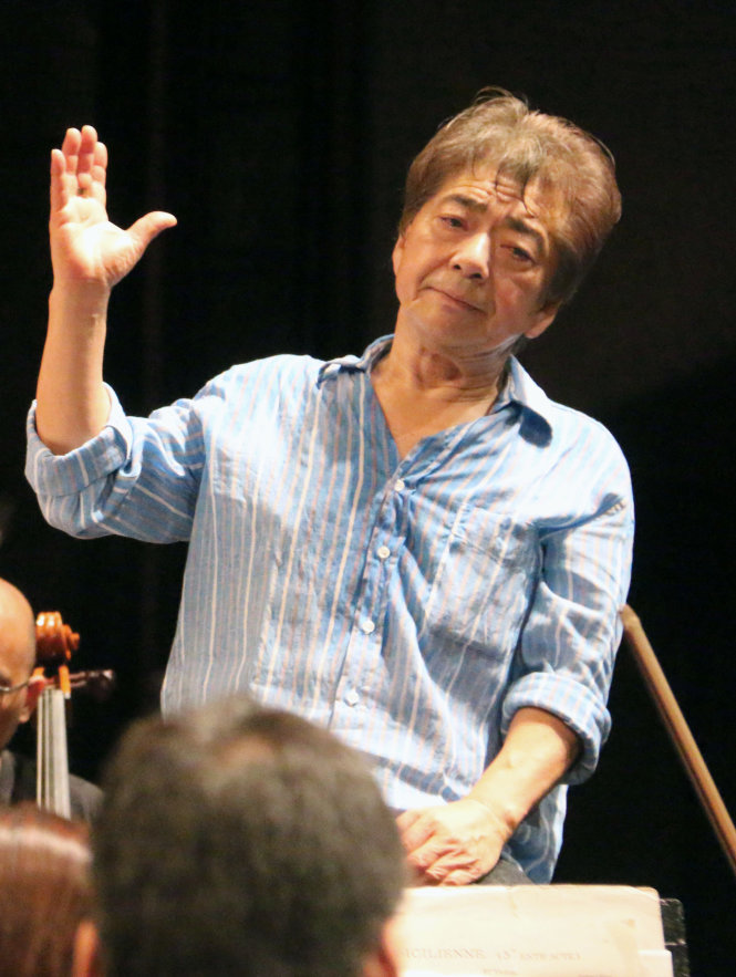 Năm nay đã ở tuổi trên 70, ông Yoshikazu Fukumura vẫn tiếp tục công việc của một người truyền lửa ở các dàn nhạc đang phát triển              - Ảnh tư liệu