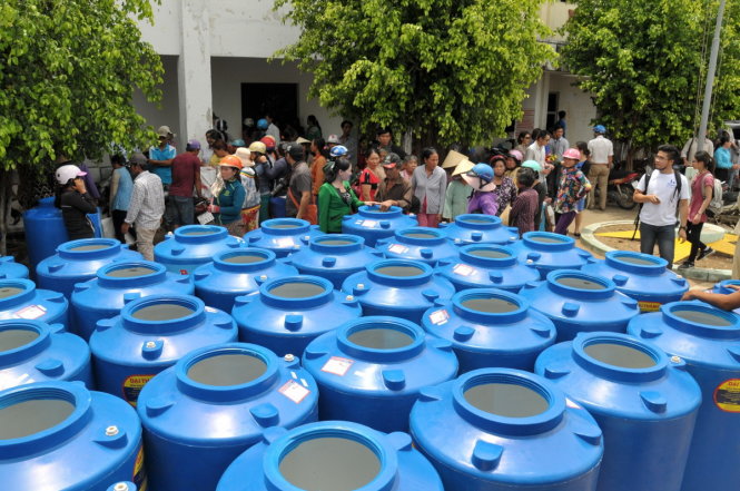 Người dân xã Thừa Đức, huyện Bình Đại, tỉnh Bến Tre phấn khởi nhận bồn chứa nước - Ảnh: Thanh Tú