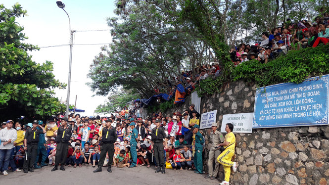Hàng ngàn người chen lấn, đứng đủ kiểu để xem bằng được nghi thức rước bà bắt đầu cho mùa vía bà cấp quốc gia 2016 - Ảnh: Bửu Đấu