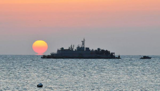 Một tàu quân sự Hàn Quốc ở gần ranh giới lãnh hải của Hàn Quốc - Triều Tiên - Ảnh: UPI
