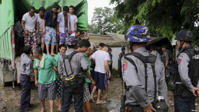 Các công dân Trung Quốc bị đưa ra tòa ở Myitkyina, thủ phủ bang Kachin, phía bắc Myanmar, hồi tháng 6-2015 vì tội phá rừng   - Ảnh: Reuters