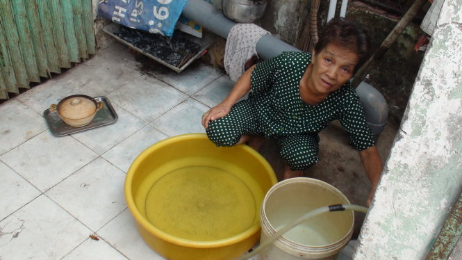 Một hộ dân ở P.Bình Trị Đông A, Q.Bình Tân dự trữ hai chậu nước xài tạm trong thời gian nước máy cúp - Ảnh: Đức Phú