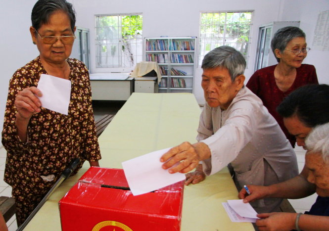 Cử tri phường Trà Nóc (quận Bình Thủy, TP Cần Thơ) đi bầu cử sáng 29-5 - Ảnh: Chí Quốc
