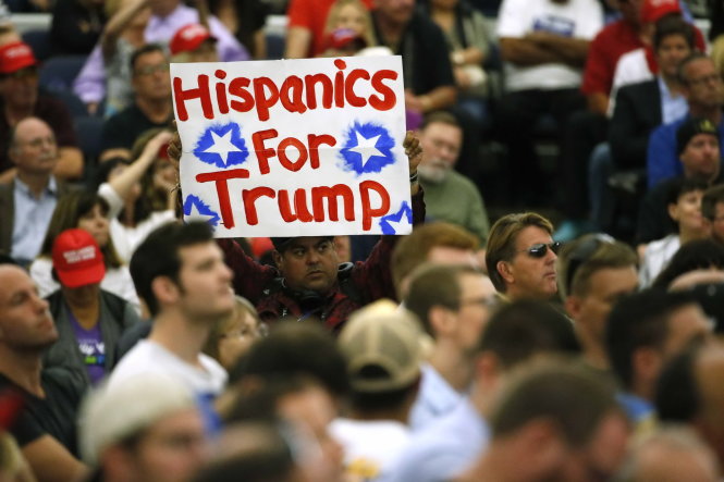 Người Mỹ gốc Mễ giương biểu ngữ ủng hộ Trump tại một buổi tập hợp ở California ngày 25-5 - Ảnh: Reuters