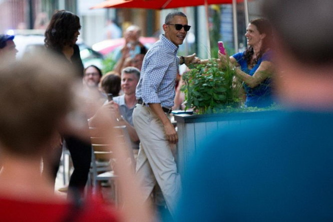 Ông Obama và vợ đi ăn nhà hàng Oyamel tối 28-5 - Ảnh: AP