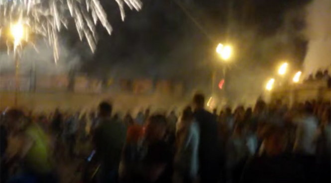 Quang cảnh nhốn nháo lúc pháo hoa rơi xuống đám đông - Ảnh chụp từ video clip