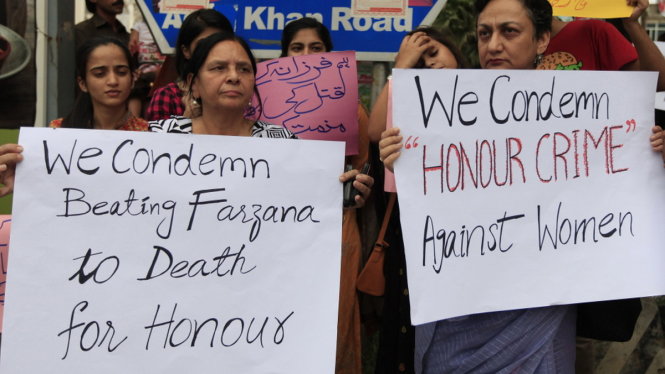 Người dân biểu tình phản đối bạo lực nhằm vào phụ nữ ở Pakistan - Ảnh: Reuters