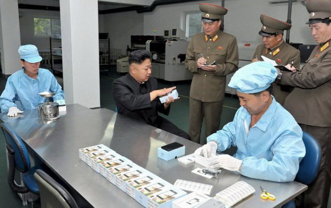 Lãnh đạo Kim Jong Un kiểm tra điện thoại di động sản xuất trong nước - Ảnh: KCNA/AFP
