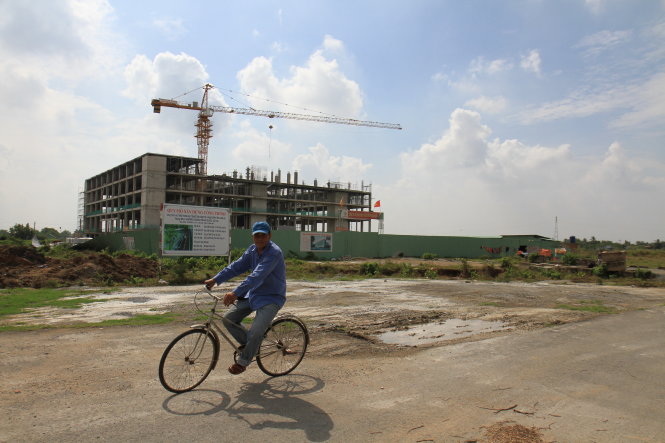 Công trình khối nhà cơ quan - trung tâm hành chính tỉnh Long An vẫn xây dựng bình thường sau khi Thủ tướng chỉ đạo dừng - Ảnh: Vân Trường