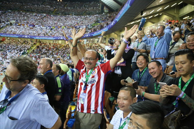 Các CĐV người Việt, khách mời của nhà tài trợ Heineken, vui mừng sau bàn gỡ của Atletico Madrid - Ảnh: H.Đ.