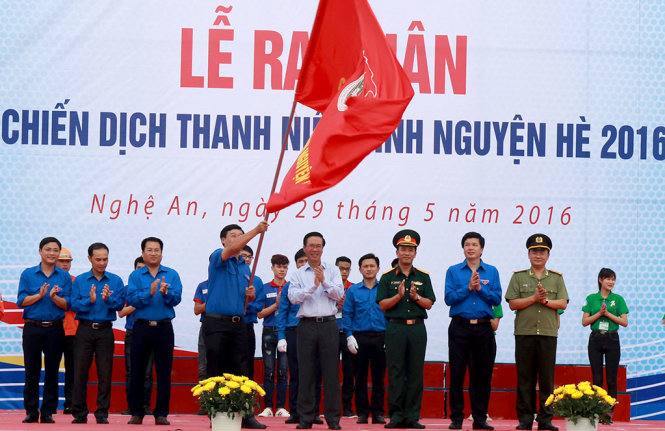 Ông Võ Văn Thưởng trao cờ lệnh xuất quân Chiến dịch thanh niên tình nguyện hè 2016 - Ảnh: Doãn Hòa