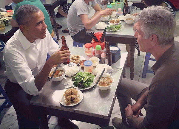 Tổng thống Barack Obama ăn bún chả với đầu bếp nổi tiếng Anthony Bourdain tại Hà Nội - Ảnh: People