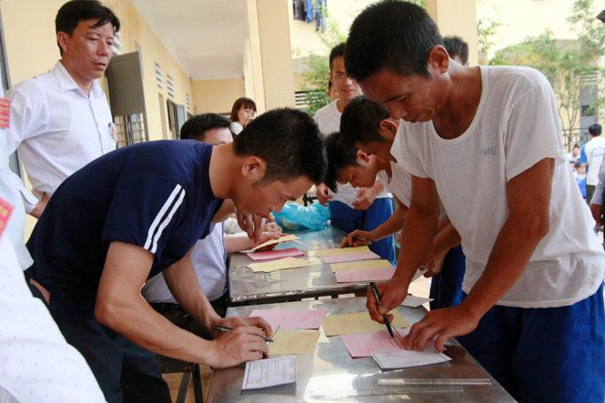 Cử tri trong trung tâm lao động xã hội tại huyện Tiên Lãng tham gia bỏ phiếu trong kỳ bầu cử vừa qua - Ảnh: Tiến Thắng
