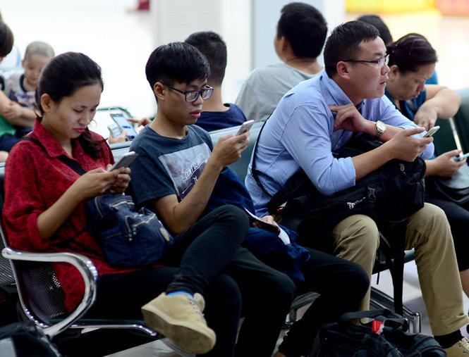 Nhu cầu sử dụng điện thoại di động rất cao, nên việc nâng cao chất lượng dịch vụ là điều quan trọng trong thời gian tới - Ảnh: Quang Định
