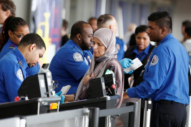 Nhân viên TSA kiểm soát ở sân bay JFK, New York (Mỹ), ngày 27-5 - Ảnh: Reuters