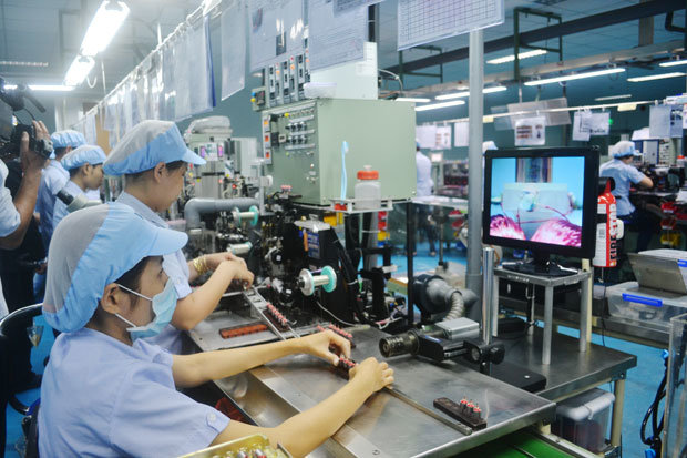 Hoạt động sản xuất kinh doanh của doanh nghiệp tại các KCN và KCX Đà Nẵng ngày càng phát triển nên có nhu cầu tuyển dụng nguồn nhân lực rất lớn. Trong ảnh: Sản xuất thiết bị điện tử tại Công ty Mabuchi Motor Đà Nẵng - Ảnh: DIỆU MINH