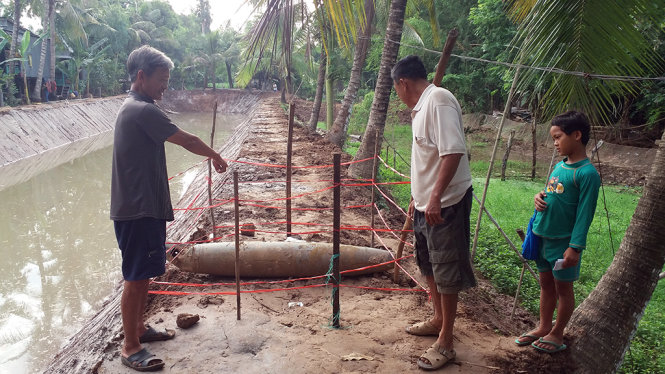 Quả bom được người dân phát hiện tại nhà ông Sự - Ảnh: Phúc Điền