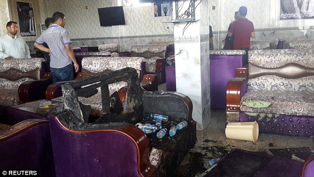 Hiện trường vụ xả súng tấn công người hâm mộ Real Madrid ngày 13-5 tại một quán cà phê của Iraq - Ảnh: Reuters