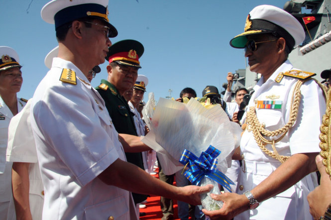 Sĩ quan đại diện Hải Quân VN tặng hoa cho Chuẩn đô đốc S.V.Bhokare chỉ huy đoàn tàu của Hải quân Ấn Độ vừa đến thăm VN tại Cảng quốc tế Cam Ranh ngày 30-5-2016 - Ảnh: Phan Sông Ngân