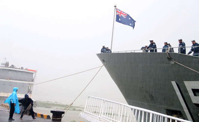 Tàu HMAS Anzac vất vả thả neo trong cơn mưa lớn - Ảnh: Minh Phượng
