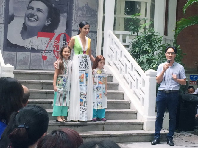 Hoa hậu Ngọc Hân và hai em nhỏ Italia trong trang phục của NTK Quang Huy - Ảnh: Danh Anh 