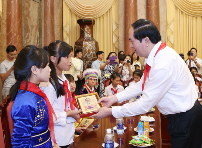 Chủ tịch nước Trần Đại Quang tặng ảnh chân dung Chủ tịch Hồ Chí Minh cho các thiếu nhi có hoàn cảnh đặc biệt, khó khăn nhân Ngày quốc tế thiếu nhi 1-6 - Ảnh: TTXVN