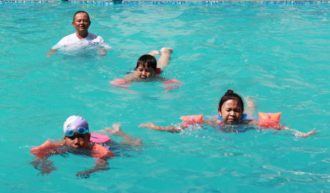 Dạy bơi để phòng chống đuối nước cho trẻ là một trong các hoạt động được chú ý tại TP.HCM trong các chiến dịch Hè tình nguyện 2016 - Ảnh: Q.L.