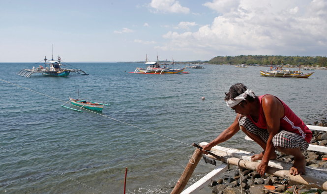 Ngư dân Philippines ở Masinloc. Manila rất nỗ lực hỗ trợ truyền thông nước ngoài đến đưa tin về đời sống của họ bị ảnh hưởng do hành động bá quyền của Trung Quốc-  Ảnh: Reuters