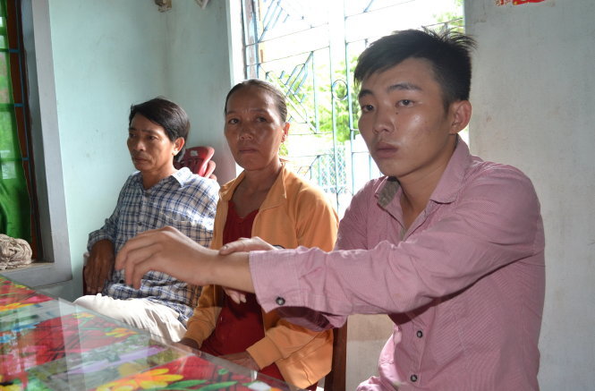 Anh Nguyễn Kim Thành bị ông Trà còng và dùng roi điện chích vào - Ảnh: Duy Thanh