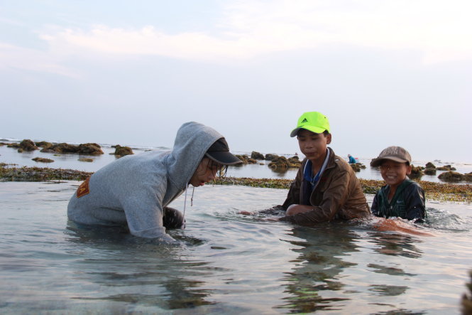 Phương và hai em cùng nhau ra ghềnh. Phương bảo tập cho em làm quen với nước và tập bơi để tránh bị đuối nước - Ảnh: TRẦN MAI